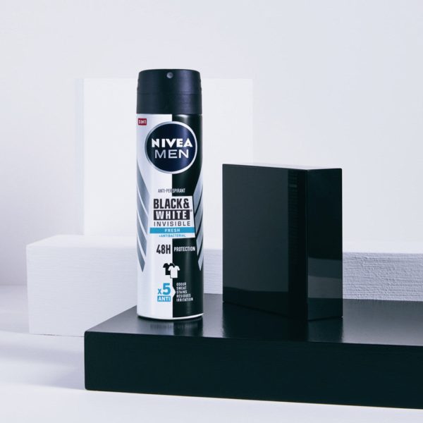 Men Black&White Invisible Fresh antyperspirant spray 150ml on Sale